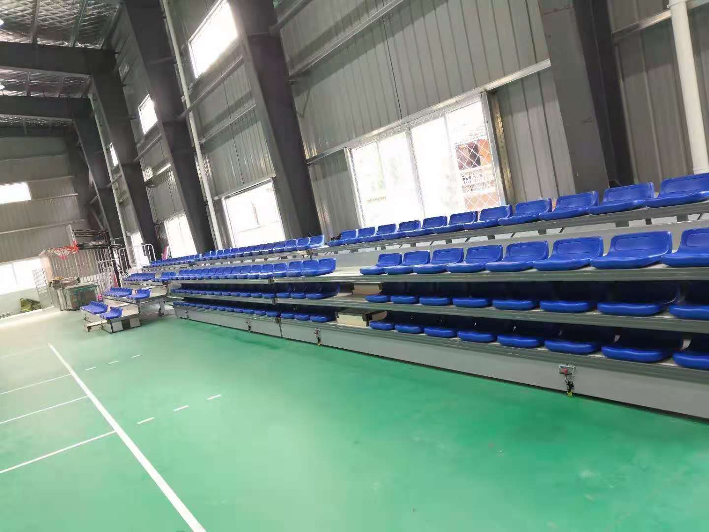 手動(dòng)伸縮看臺(tái) 手動(dòng)伸縮看臺(tái)