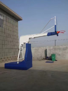 ?奧帥體育廠內(nèi)技術(shù)員正在調(diào)試液壓升降系統(tǒng)